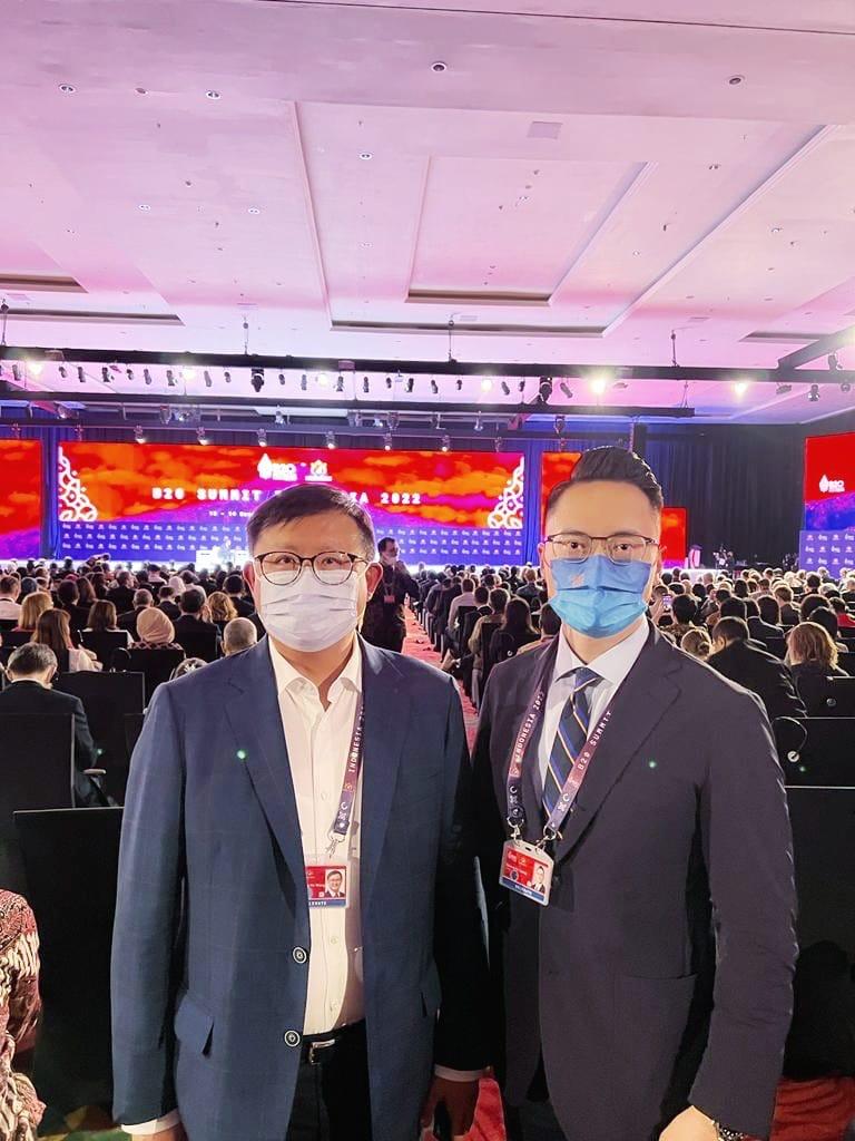 民建联议员黄英豪（左）及梁熙（右）在印尼峇里参与B20峰会。（民建联图片）
