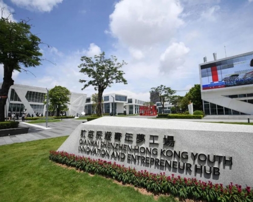 前海深港青年夢工場累計孵化創業團隊524家，其中香港團隊245家。前海企業共吸引3652名香港籍人才。網上圖片