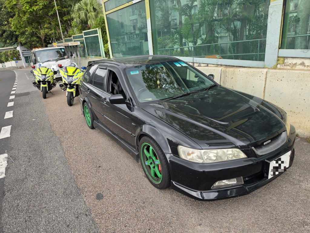 有關車輛已被扣留在九龍灣車輛扣留及檢驗中心內，等待被進一步檢驗。