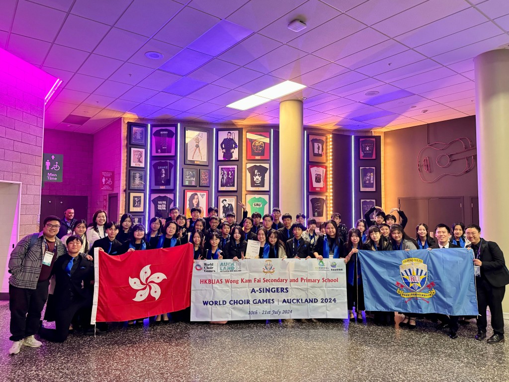 其中沙田的直资中学香港浸会大学附属学校王锦辉中小学（下称浸大附属学校）的表演队伍，首次亮相国际舞台便夺走金奖。