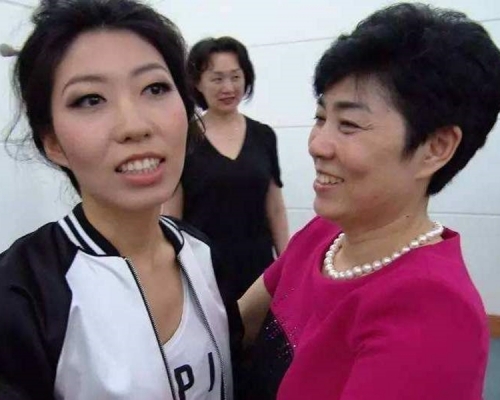 有人指曲婉婷在母親被捕6年間從未回國探望。網圖