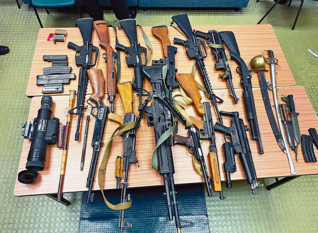 警方於工廈內檢獲的彈藥包括13支懷疑氣槍。