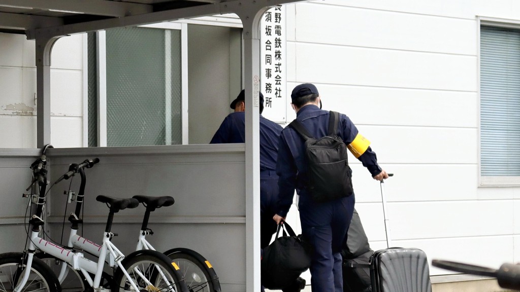 交通安全委员会调查人员到长野电铁办公室调查。 路透社