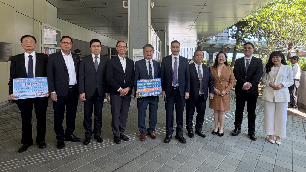 批發及零售界9人報名。