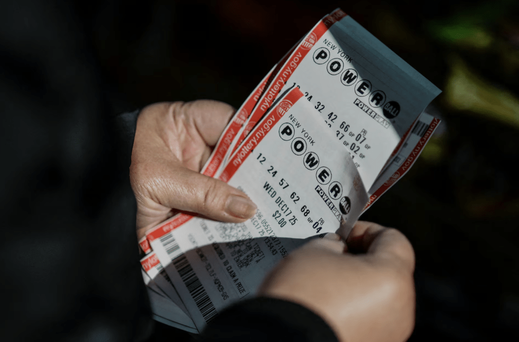 舒爾茲在21歲時任職加油站員工期間,幸運中得2,800萬美元(約2.18億港元)樂透大獎。路透社資料圖片 舒爾茲在21歲時任職加油站員工期間,幸運中得2,800萬美元(約2.18億港元)樂透大獎。路透社資料圖片