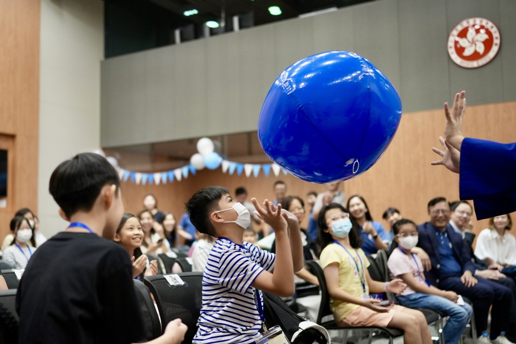 律政司开放日透过有趣的话剧表演与学生进行互动，宣扬法治的观念。