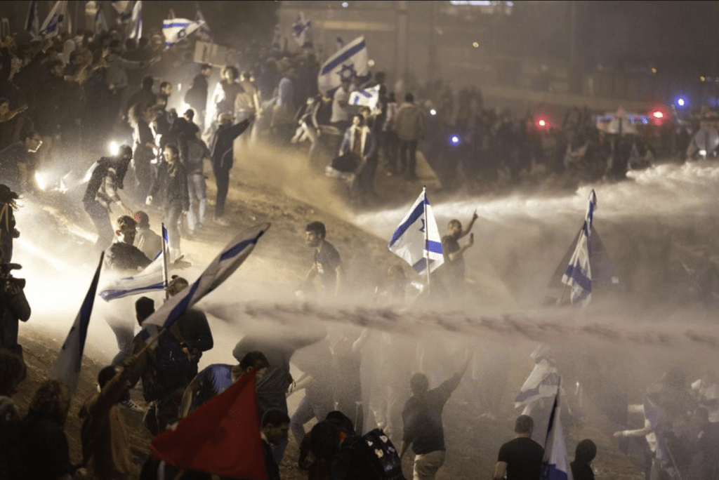 为反对内塔尼亚胡提出的司法改革法案，以色列国内的最大工会发起了全国性罢工，大规模抗议活动急剧升级。美联社