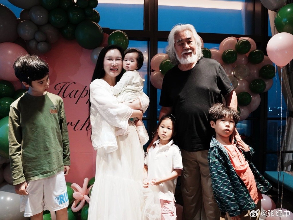 74歲的張紀中與43歲妻子杜星霖，去年誕下幼女。微博