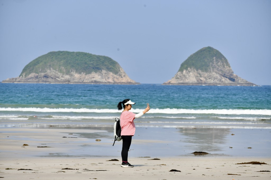 不少旅客趁五一黃金周假期到大浪西灣。盧江球攝 不少旅客趁五一黃金周假期到大浪西灣。盧江球攝