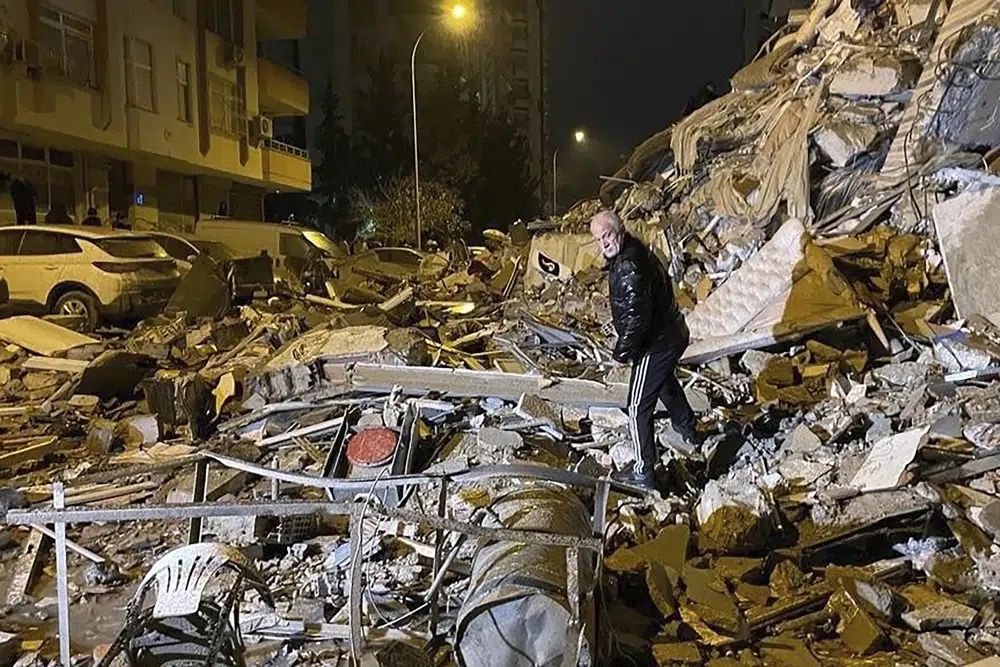 一名男子在土耳其南部迪亚巴克尔搜索倒塌的建筑物。AP