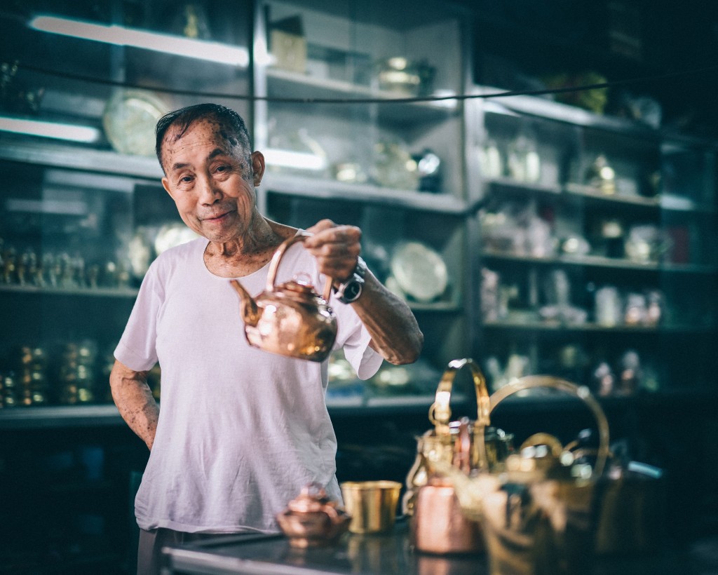 近年老店陸續結業，像林曉敏曾訪問的炳記銅器，由八十多歲的陸氏兄弟經營，預計將於年底結業。