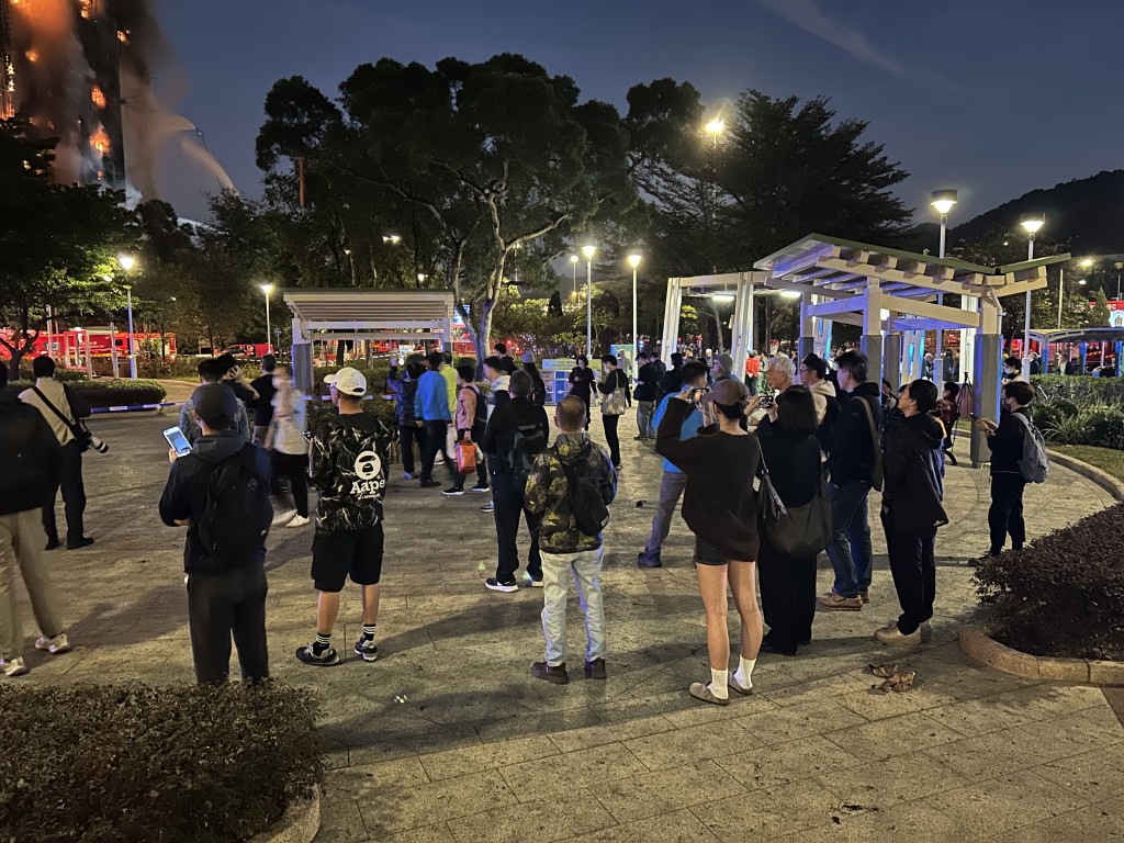 多名居民疏散到安全位置。汪旭峰攝