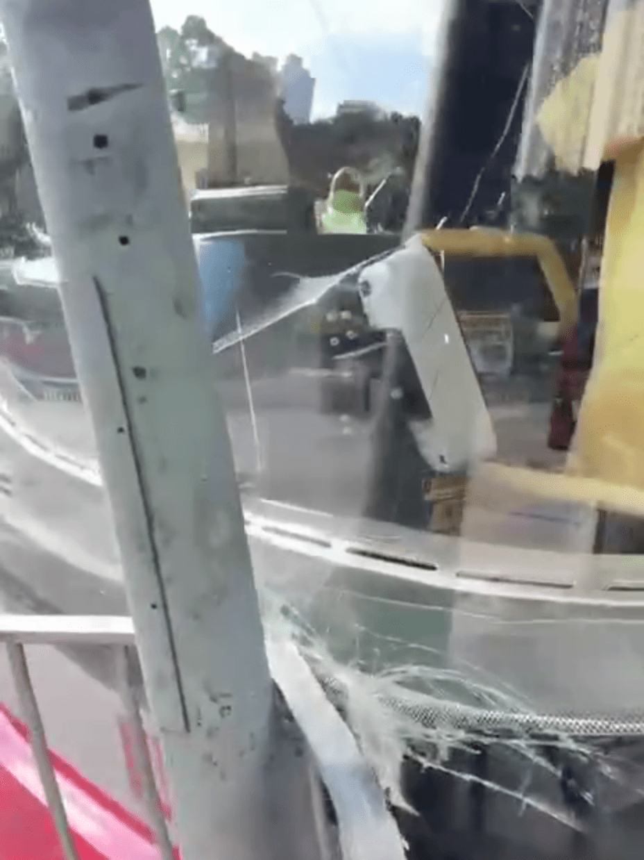 巴士擋風玻璃碎裂。