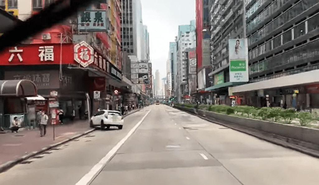 私家車撞到路牌停下。fb：車cam L（香港群組）