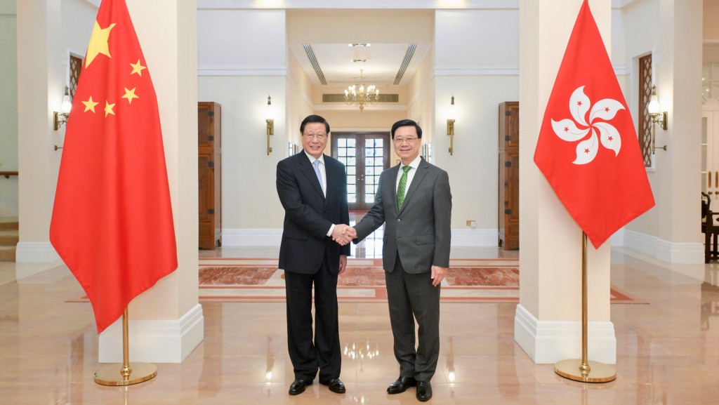 李家超（右）今日與最高人民檢察院黨組書記、檢察長應勇會面（左）會面。政府新聞處