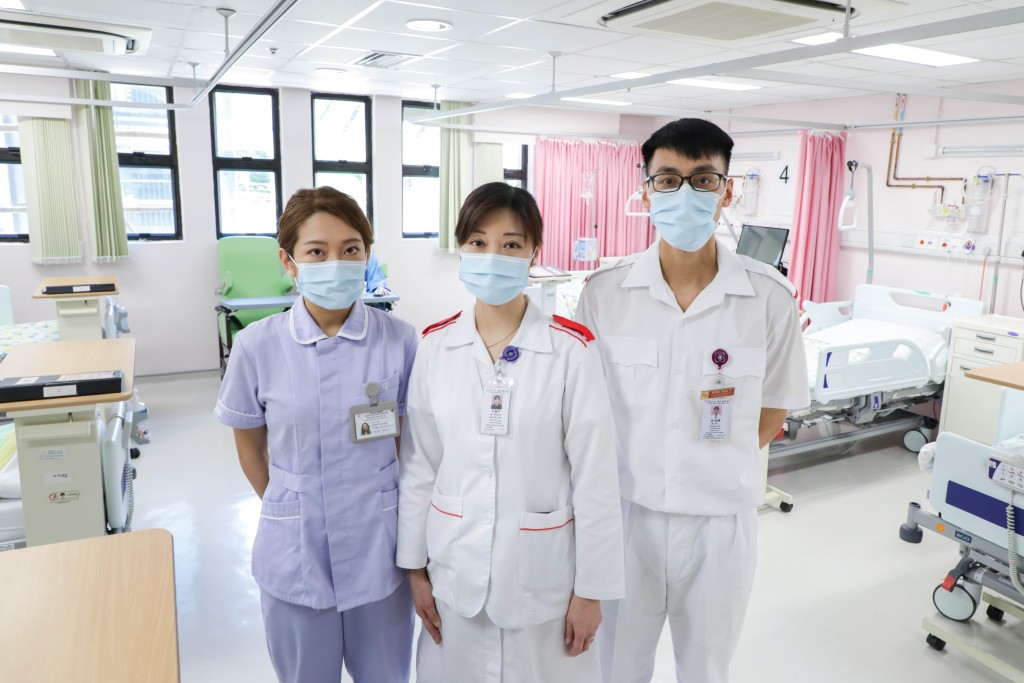 醫管局4年制護理學專業文憑課程將於7月21日截止報名。左起：黃子晴、朱慧玲及袁海鑌。