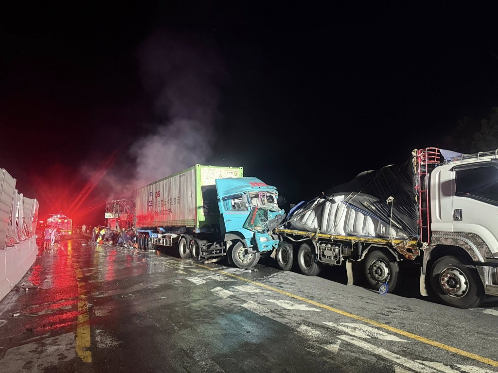 巴士连撞3架大卡车。@PPTVHD36/X 巴士连撞3架大卡车。@PPTVHD36/X