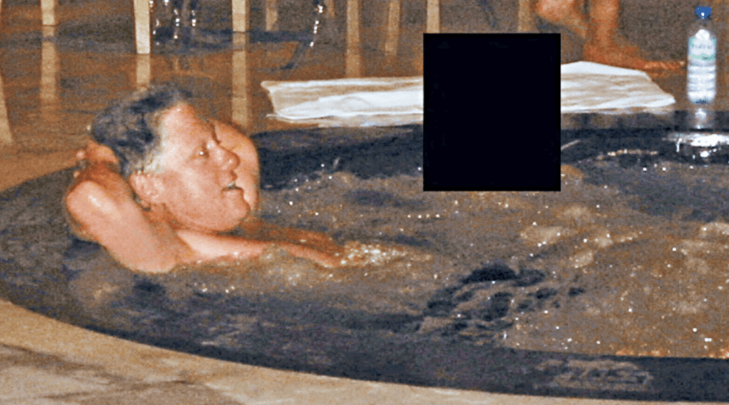 美國司法部早前公開已故淫媒富豪愛潑斯坦部分檔案中,內容多處聚焦前總統克林頓,其中有一張顯示赤裸上身的克林頓與一名女子躺在按摩浴缸裏 。 美國司法部早前公開已故淫媒富豪愛潑斯坦部分檔案中,內容多處聚焦前總統克林頓,其中有一張顯示赤裸上身的克林頓與一名女子躺在按摩浴缸裏 。