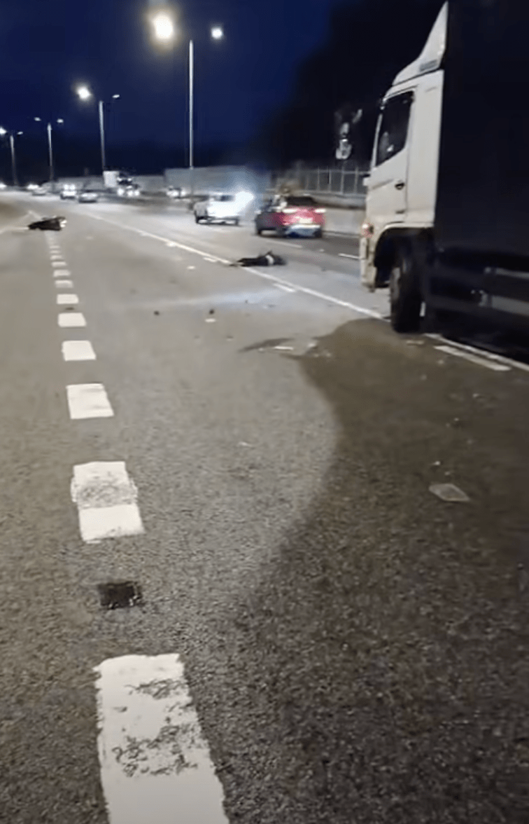 從網上片段可見,涉事電單車於車禍後滑行至慢線位置,而鐵騎士則倒臥於中線,現場交通擠塞。FB@盡在元朗<<元朗區交通>>群組 從網上片段可見,涉事電單車於車禍後滑行至慢線位置,而鐵騎士則倒臥於中線,現場交通擠塞。FB@盡在元朗<<元朗區交通>>群組