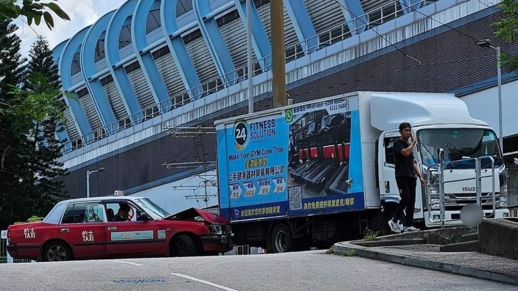 的士撞貨車尾,司機一度被困。網上圖片