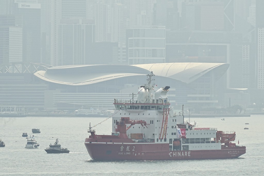 香港派出多艘船只护送雪龙2号离开。陈浩元摄