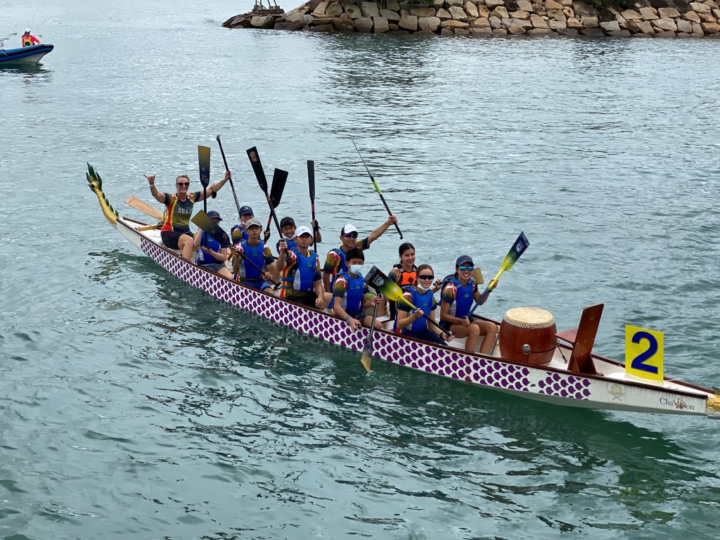 香港遊艇會的龍舟健兒在銅盃的青少年混合組榮獲第三名。相片由香港遊艇會提供