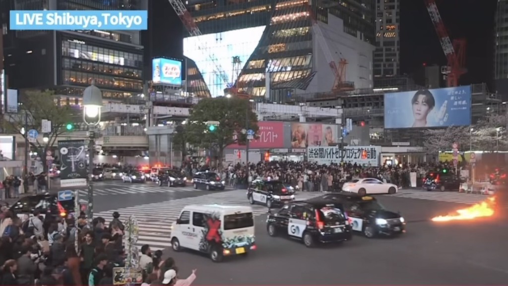 涩谷十字路口有人泼液点火。  LIVE Camera
