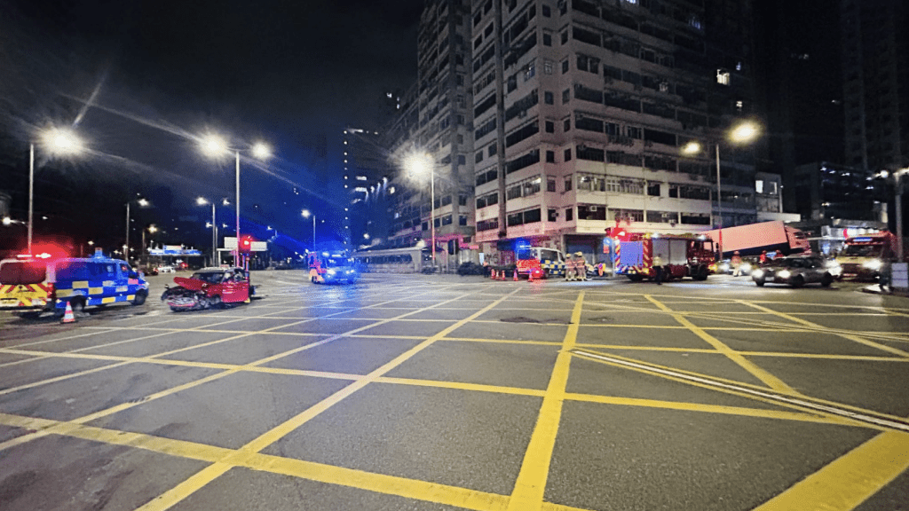尖沙咀密斗貨車與懷疑衝燈的士相撞後鏟上石壆。蔡楚輝攝 尖沙咀密斗貨車與懷疑衝燈的士相撞後鏟上石壆。蔡楚輝攝