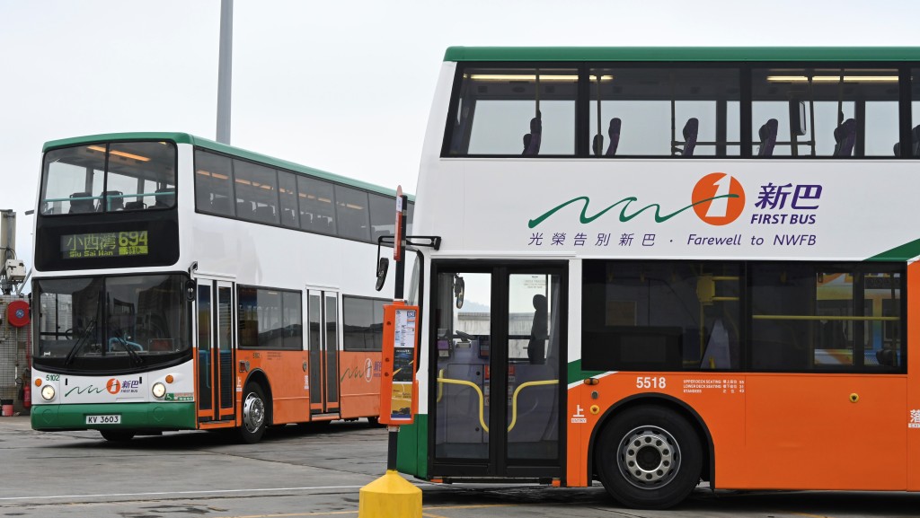 随着巴士专营权合并，服务本港廿五载的新巴将在今年7月完成历史使命。新巴两条新巴士路线明日（20日）起运作。蔡建新摄