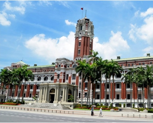 數名香港留學生及網民到台灣總統府請願。
網圖