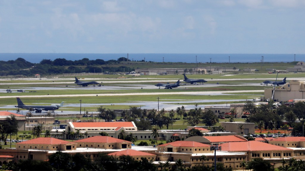 關島安德森空軍基地停泊多架軍機。路透社