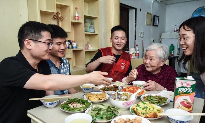 內地老齡化、空巢老人問題日趨嚴重，為「外包兒女」創造市場空間。新華社