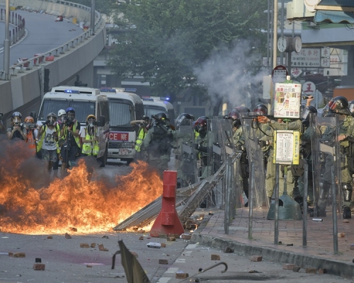 當日有示威者於荃灣大河道縱火堵路。資料圖片
