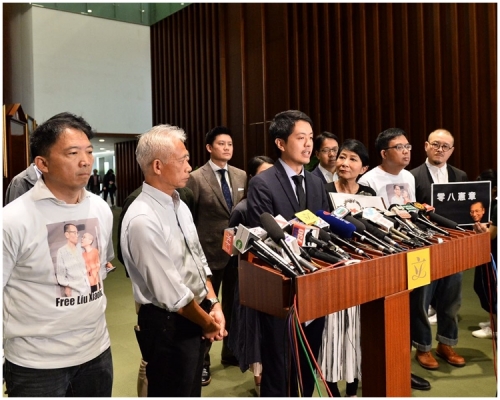 24名立法會議員聯署提出呈請書。