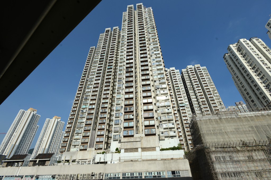 九龙湾得宝花园A座高层4室，面积265方呎，2房间隔，望市景，以400万元沽出。