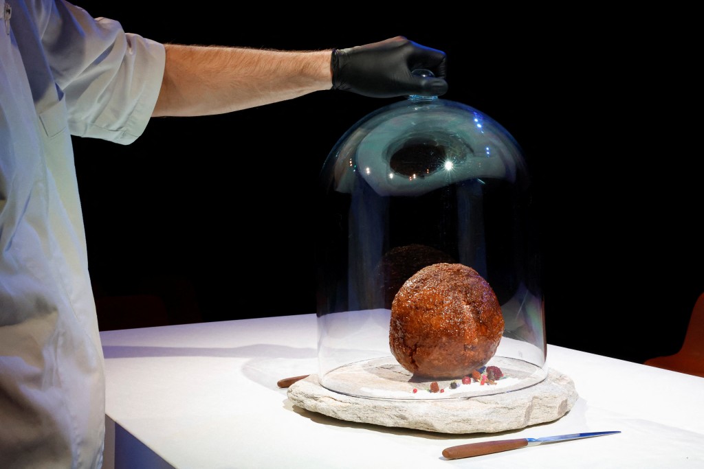 「長毛象肉丸」在荷蘭國家科學博物館亮相。 路透