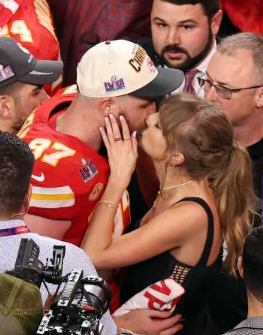 堪萨斯城酋长队赢波，Taylor即向男友Travis Kelce送上香吻道贺。