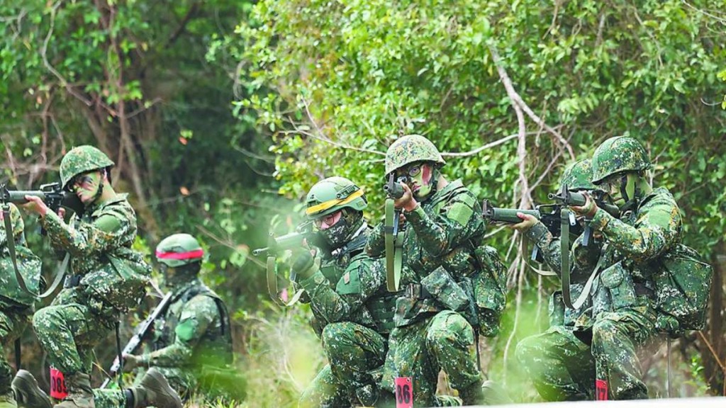 台邀美退役上將觀摩軍演，遭國台辦警告「倚外謀獨死路一條」。中時