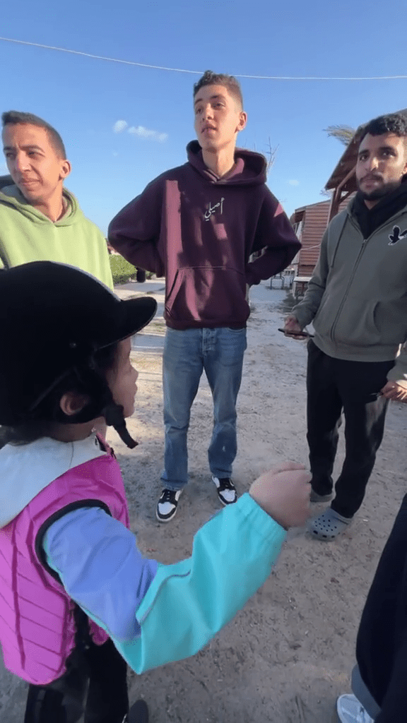 9歲華籍女童埃及「舌戰」馬術教練，流利英語為友抱不平。 