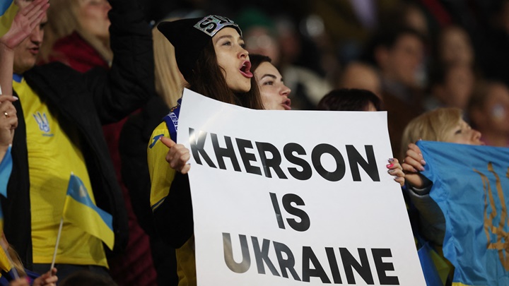 有烏克蘭球迷在球賽中展示標語，重申赫爾松屬於烏國。路透社圖片