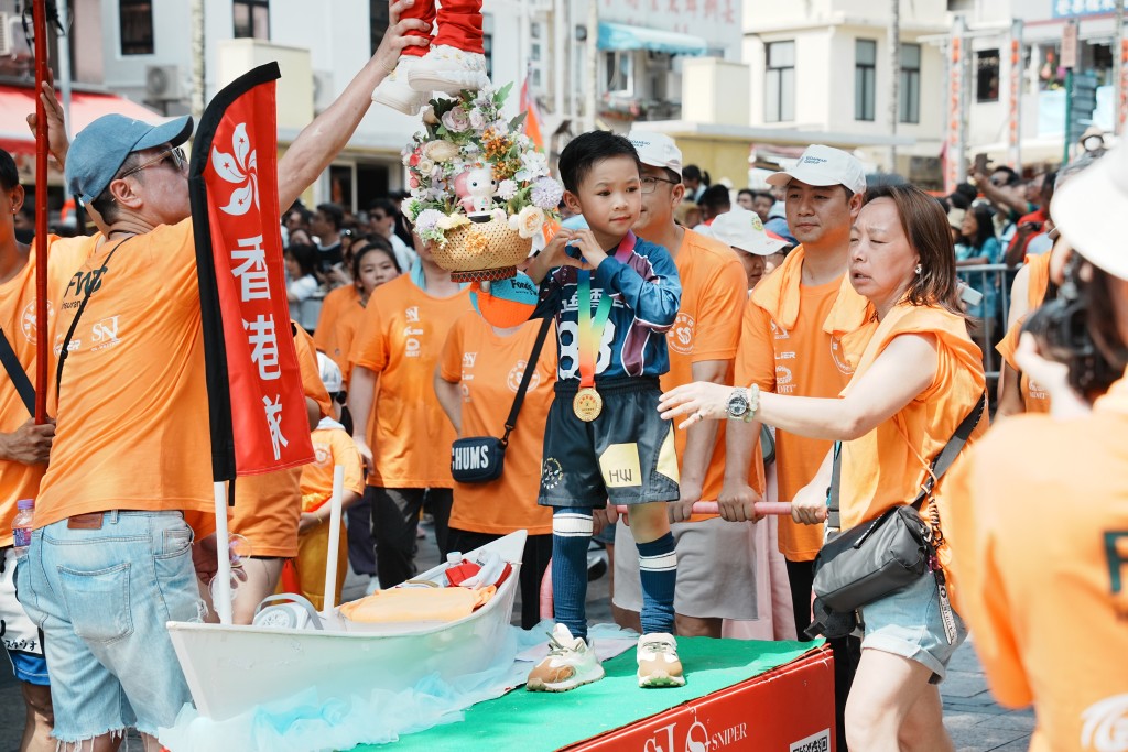 不少小孩作運動員打扮。汪旭峰攝 不少小孩作運動員打扮。汪旭峰攝