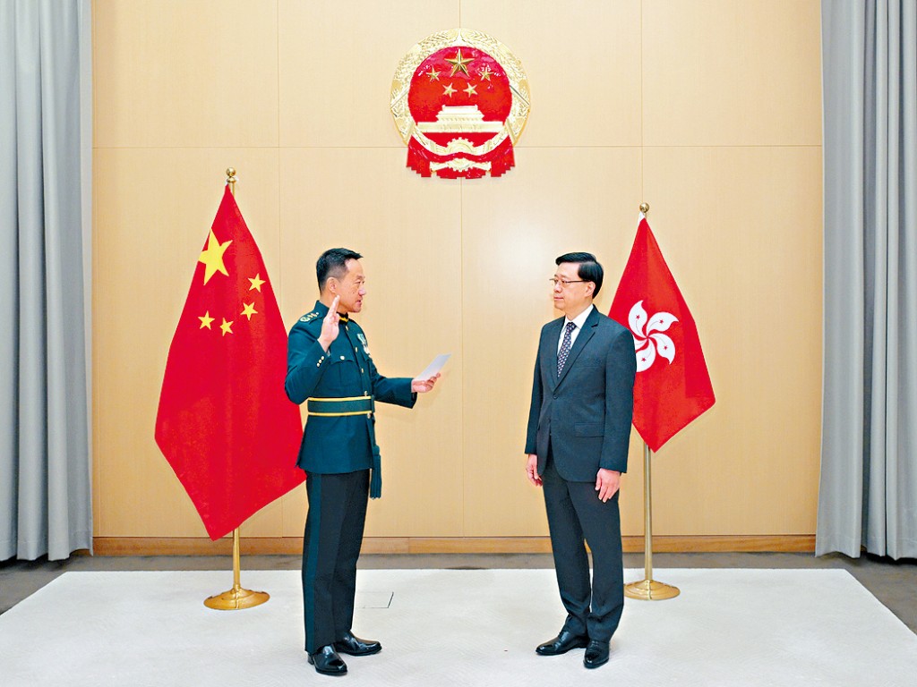 新任海關關長陳子達(左)昨日在行政長官李家超(右)監誓下宣誓就職。