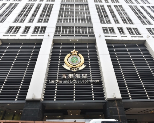 33歲男旅客前日抵港時被海關人員揭發走私私煙被捕，今判囚4個月。資料圖片