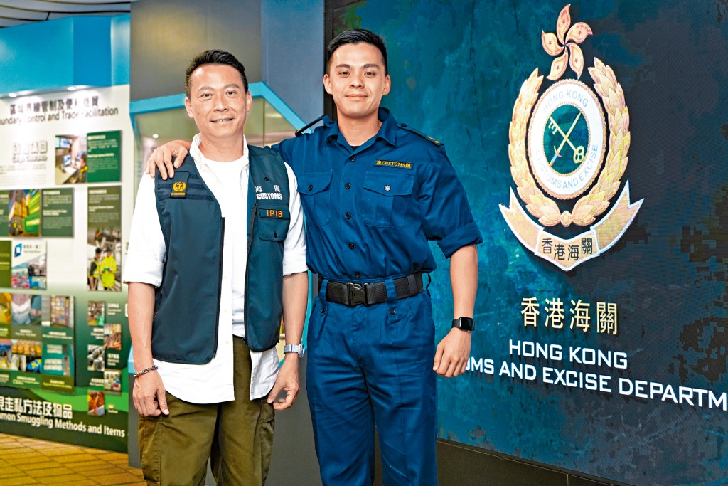 吳衍霆（右）受父親吳紹雄（左）啟發加入海關，傳承爸爸的工作熱誠和認真。