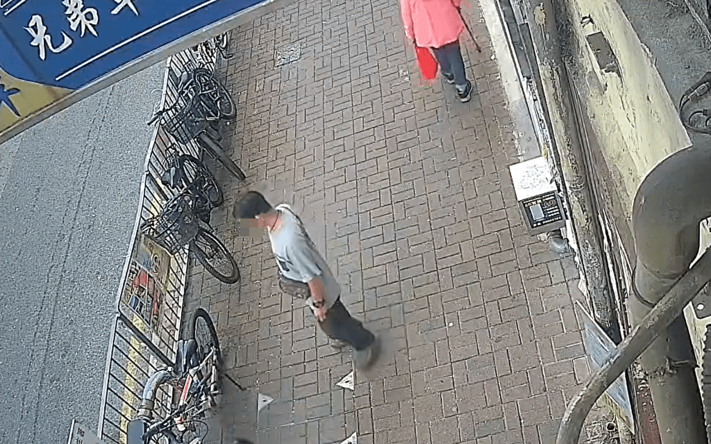 男子看上一部單車。fb：北區之友