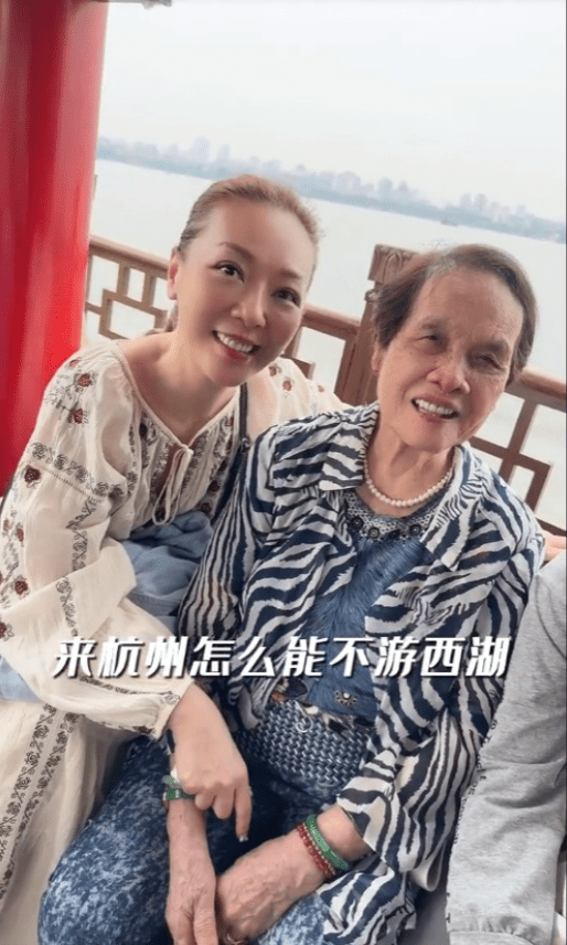 去年郭少芸更把93岁的妈妈接往杭州跟她一起生活。