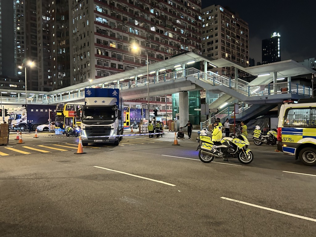 一輛30噸重型貨車駛經窩打老道及渡船街交界時，撞倒一名女途人。曾志恒攝