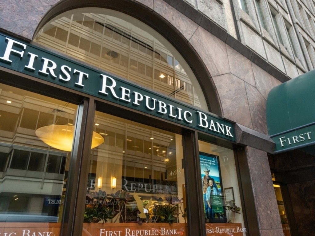 摩通乘著今年5月收购第一共和银行（First Republic Bank）的「东风」，以及利用竞争对手的失误，撑起了今年美国银行业盈利。