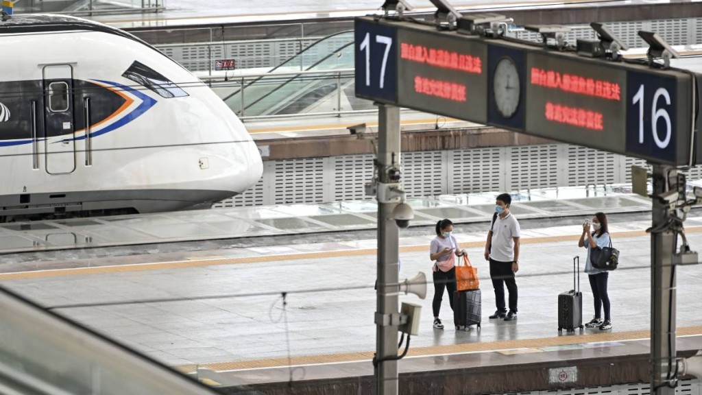不少旅客選擇在廣州南站轉車。(中新社)