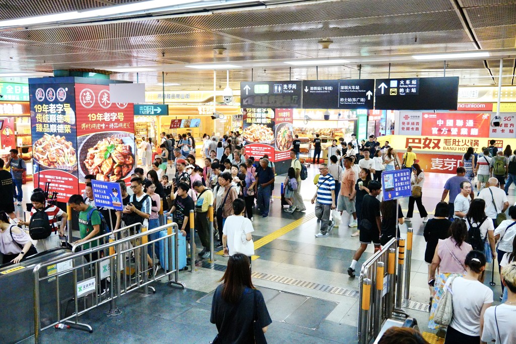 羅湖口岸及深圳關口附近的商場觀察擠滿港人。 羅湖口岸及深圳關口附近的商場觀察擠滿港人。